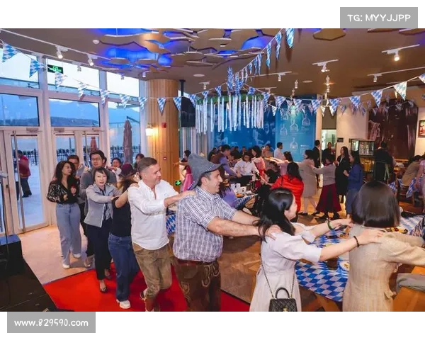 凯恩携妻亮相慕尼黑啤酒节身着传统服饰热情与球迷互动掀现场高潮